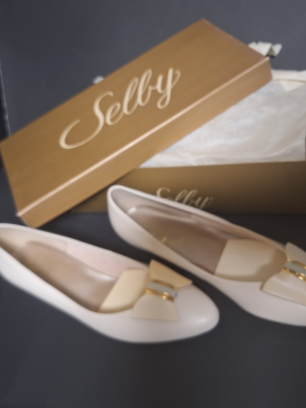Vintage 1960s Selby Cream Ballet Flats with Bow and Gold Accents Size 8.5